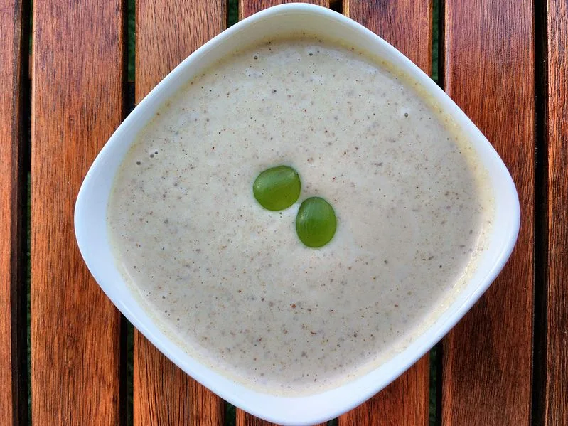 Descubre el Ajoblanco en Estepona, icono de la gastronomía Andalusí