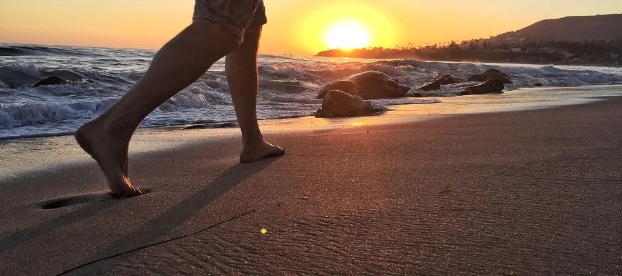 Beneficios de pasear por la playa en invierno por Estepona