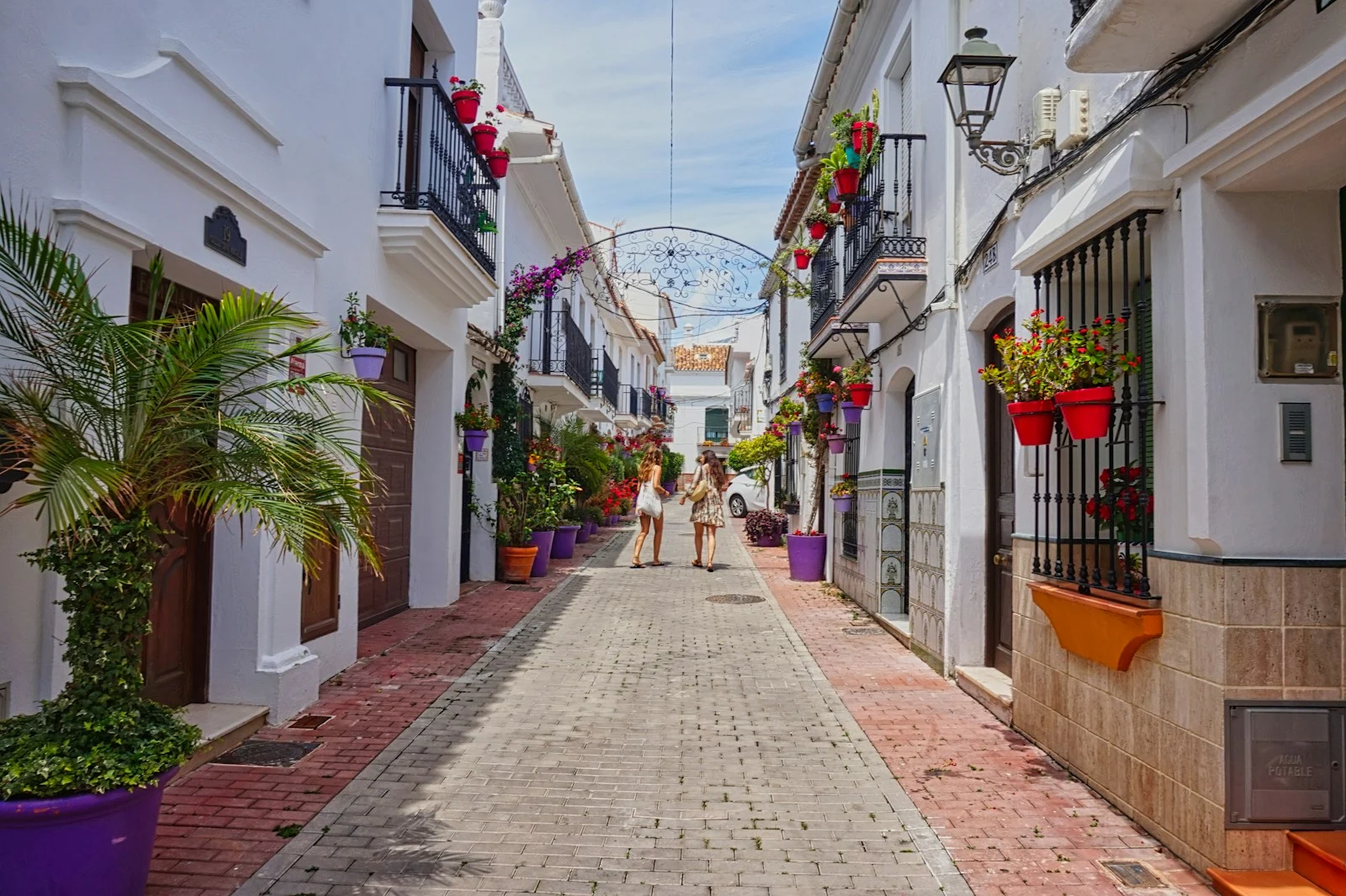 Macetas de colores en el casco antiguo de Estepona