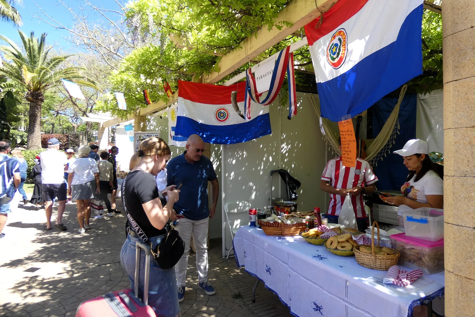 Día del Residente Extranjero, otra vista