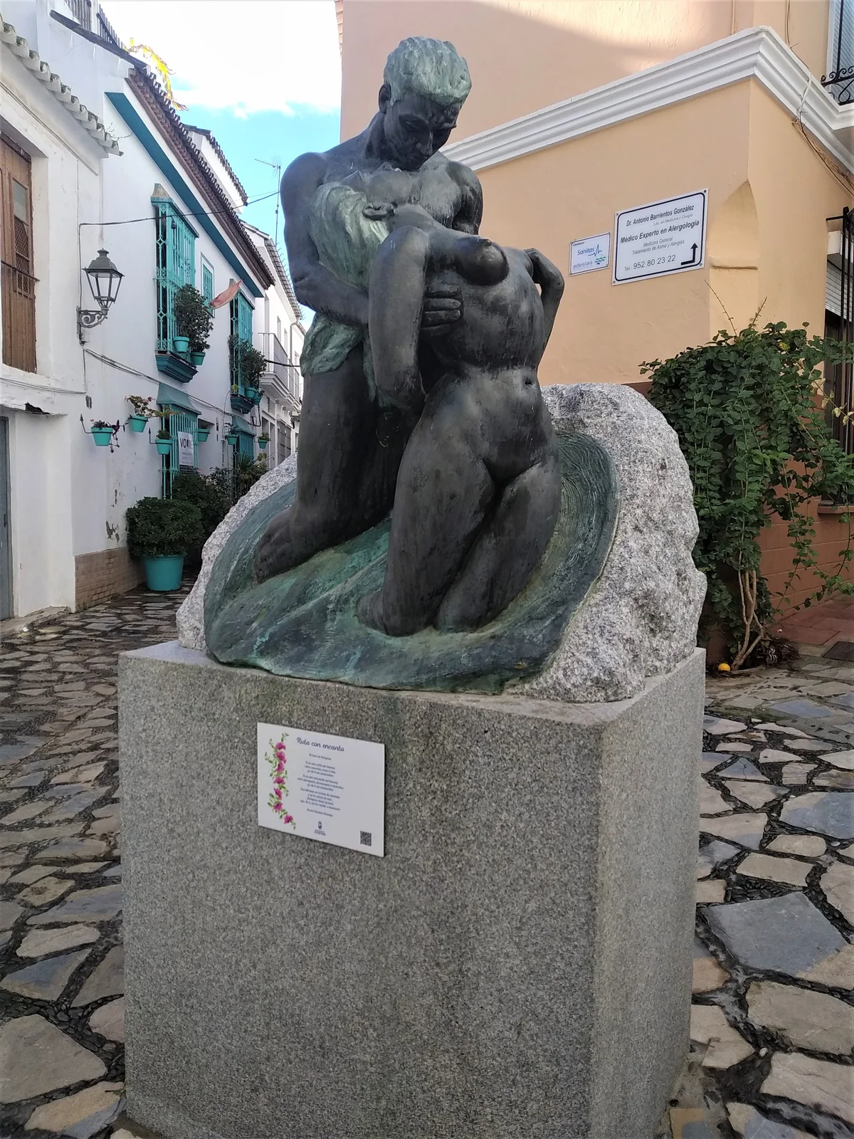 Calle Damas – Escultura El Amor Salva, otra vista