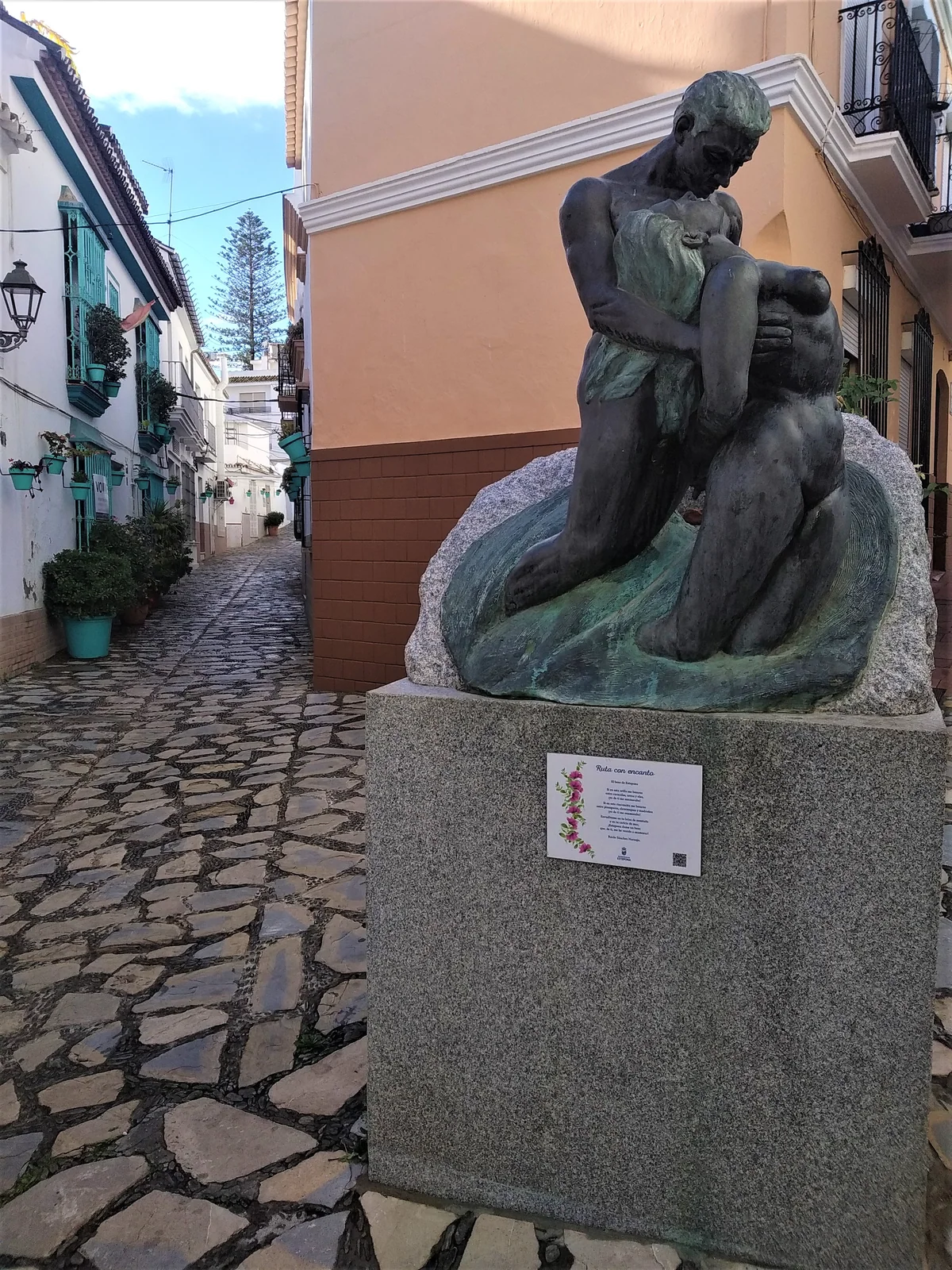 Calle Damas – Escultura El Amor Salva, otra vista